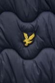 Безрукавка Lyle & Scott чоловічий колір синій перехідний