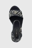 Сандалі Tommy Hilfiger FW0FW06935 TH MONOGRAM DENIM WEDGE жіночі колір синій на танкетці