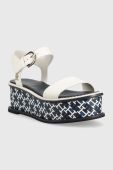 Шкіряні сандалі Tommy Hilfiger NEW ARTISANAL FLATFORM жіночі колір білий на платформі