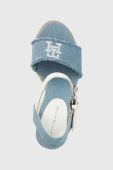 Сандалі Tommy Hilfiger DENIM WEDGE SANDAL жіночі на танкетці FW0FW07079 колір блакитний