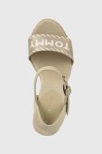 Сандалі Tommy Hilfiger SEASONAL WEBBING WEDGE жіночі колір бежевий на платформі FW0FW07088