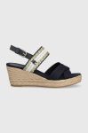 Сандалі Tommy Hilfiger GOLDEN WEBBING MID WEDGE жіночі колір синій на танкетці FW0FW07090 Сандалі Tommy Hilfiger GOLDEN WEBBING MID WEDGE жіночі колір синій на танкетці FW0FW07090