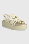 Сандалі Crocs Brooklyn Strappy Low Wedge жіночі колір бежевий на платформі 206751