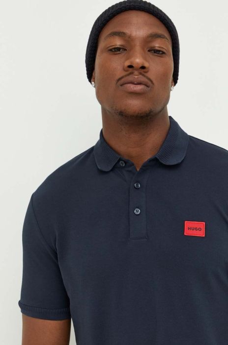 Бавовняне поло HUGO з аплікацією колір темно-синій