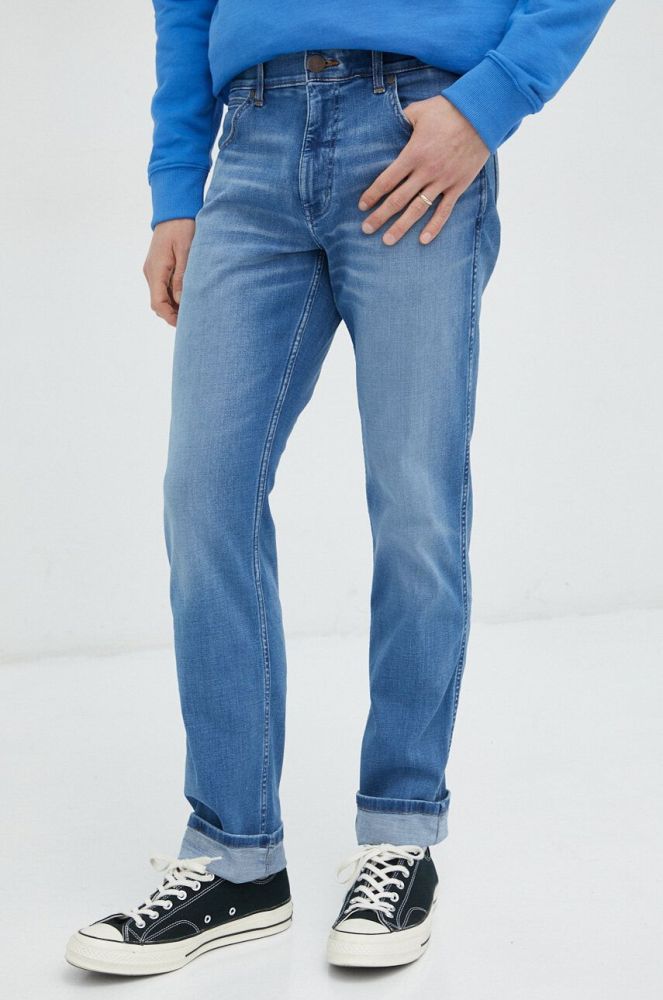 Джинси Wrangler Greensboro чоловічі колір блакитний (3138982)