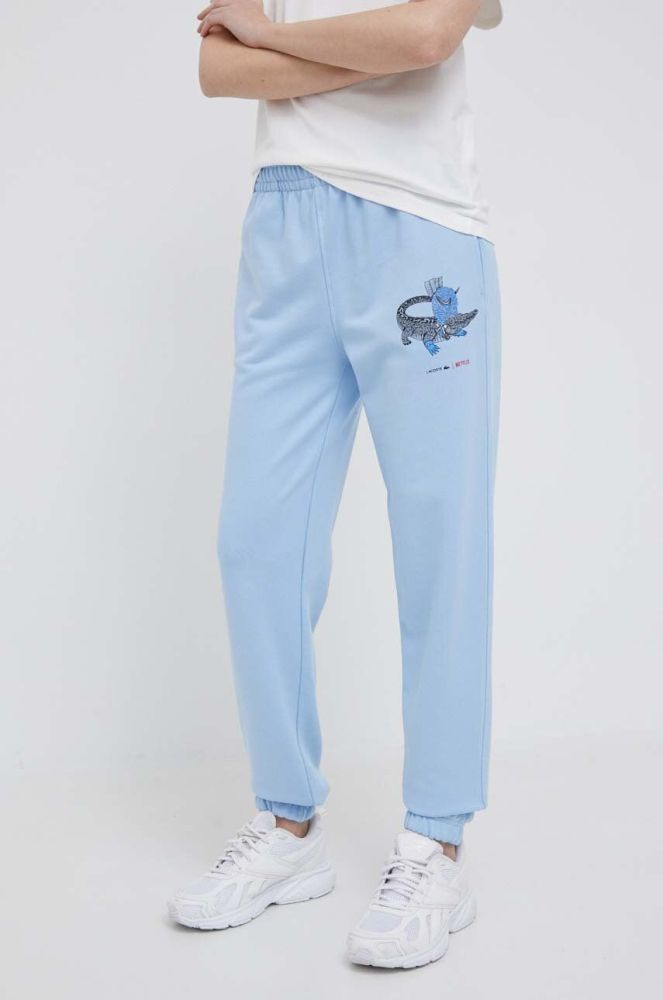 Бавовняні спортивні штани Lacoste x Netflix з принтом колір блакитний