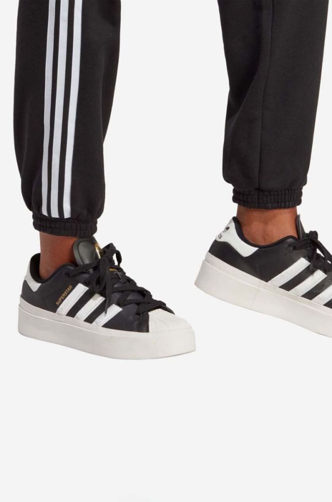 Бавовняні спортивні штани adidas Originals колір чорний з аплікацією IB7457-black фото 5