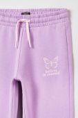 Дитячі бавовняні штани OVS колір фіолетовий з принтом