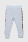 Дитячі спортивні штани Guess з аплікацією колір блакитний
