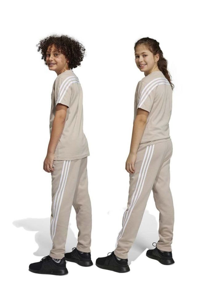 Дитячі спортивні штани adidas U FI 3S колір бежевий з аплікацією фото 5