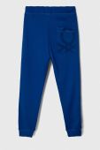 Дитячі бавовняні штани United Colors of Benetton з принтом колір блакитний (3387880)