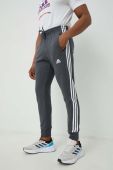 Бавовняні спортивні штани adidas чоловічі колір сірий з аплікацією (2957620)