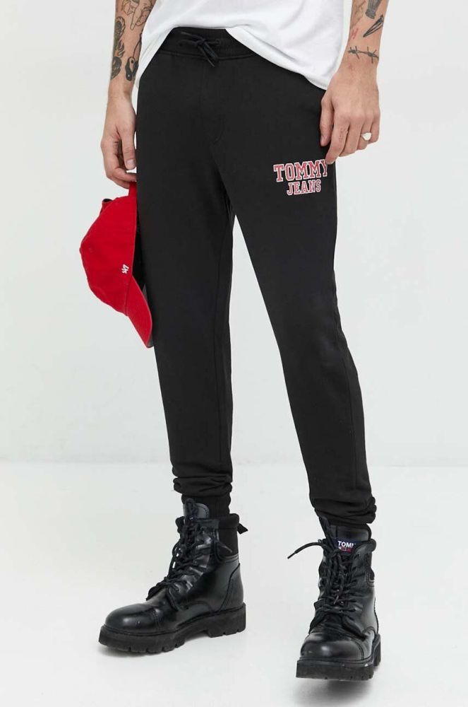 Бавовняні спортивні штани Tommy Jeans колір чорний з принтом (3015013)