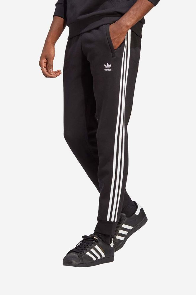 Спортивні штани adidas Originals колір чорний з аплікацією IA4794-black