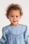 Дитяча бавовняна сукня Coccodrillo mini пряма колір блакитний