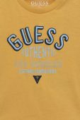 Бавовняна футболка для немовлят Guess колір жовтий з принтом