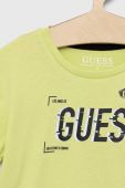 Дитяча бавовняна футболка Guess колір зелений з принтом (2940254)