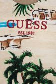 Дитяча бавовняна футболка Guess колір бежевий візерунок (3133449)
