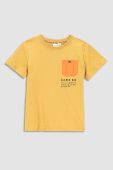 Дитяча бавовняна футболка Coccodrillo колір жовтий з принтом (2997380)