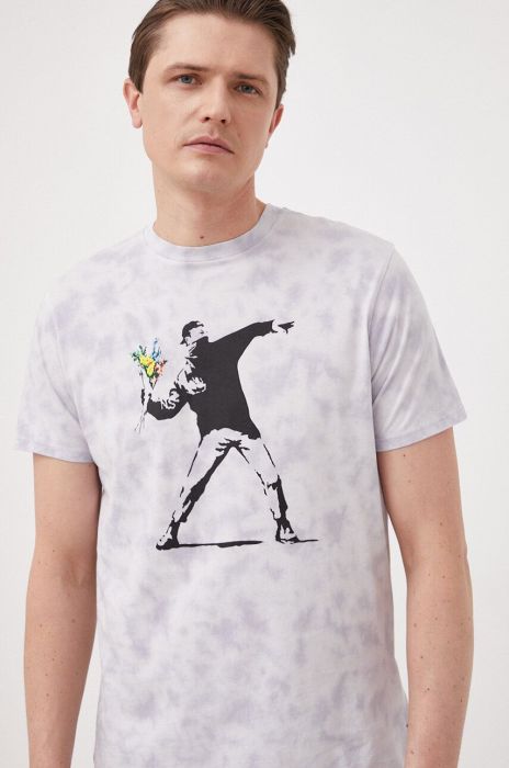 Бавовняна футболка Guess x Banksy візерунок колір блакитний