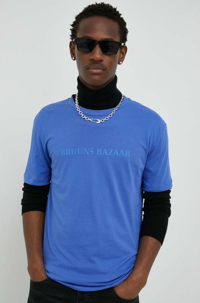 Бавовняна футболка Bruuns Bazaar Gus з аплікацією колір блакитний
