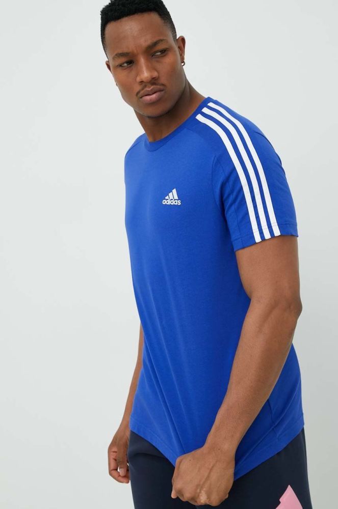 Бавовняна футболка adidas з аплікацією колір блакитний (2957978)