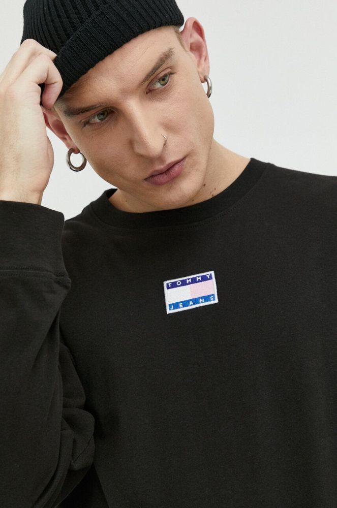 Бавовняний лонгслів Tommy Jeans колір чорний з аплікацією (3079390)