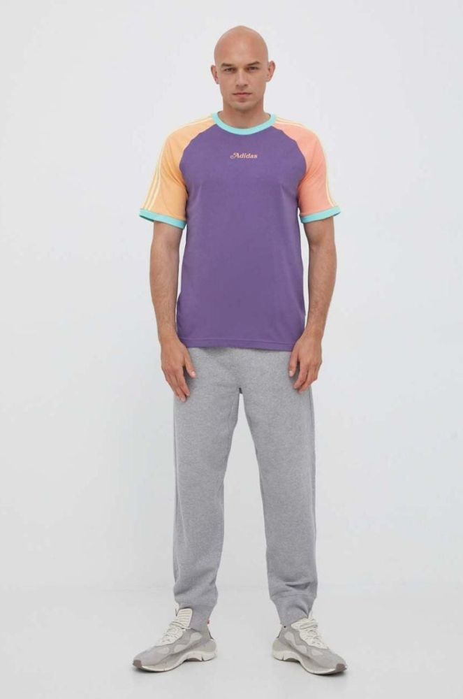 Бавовняна футболка adidas Originals колір фіолетовий візерунок (3363781) фото 2