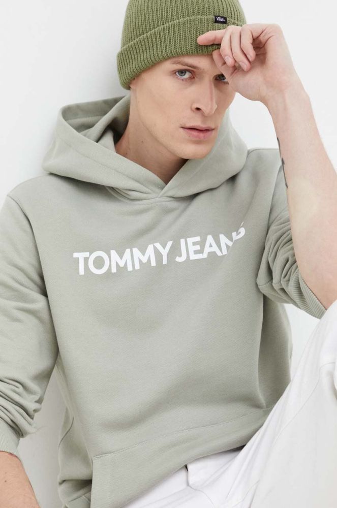 Бавовняна кофта Tommy Jeans чоловіча колір зелений з капюшоном з принтом (3693559)