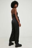Комбінезон Answear Lab колір чорний декольте трикутник (2880269)