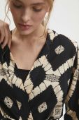 Бавовняна накидка Answear Lab колір чорний однобортний візерунок