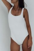 Суцільний купальник MUUV. CLASSIC OPENBACK WAFFLE колір білий м'яка чашечка