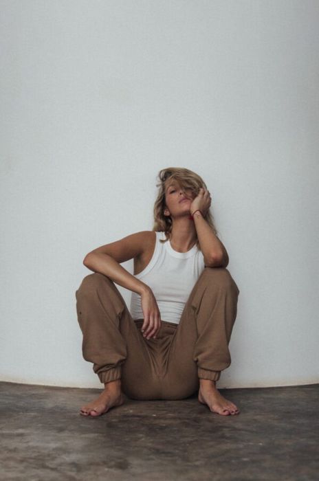 Спортивні штани MUUV. Spodnie Dresowe Z Wysokim Stanem Mild Cotton жіночі колір коричневий однотонні