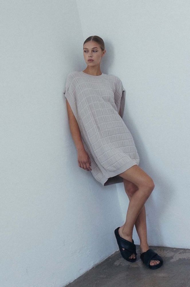 Сукня MUUV. CARRE колір бежевий mini oversize фото 3