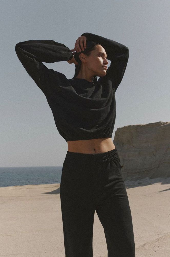 Кофта MUUV. Crop Top Subtle Cotton жіноча колір чорний однотонна фото 2