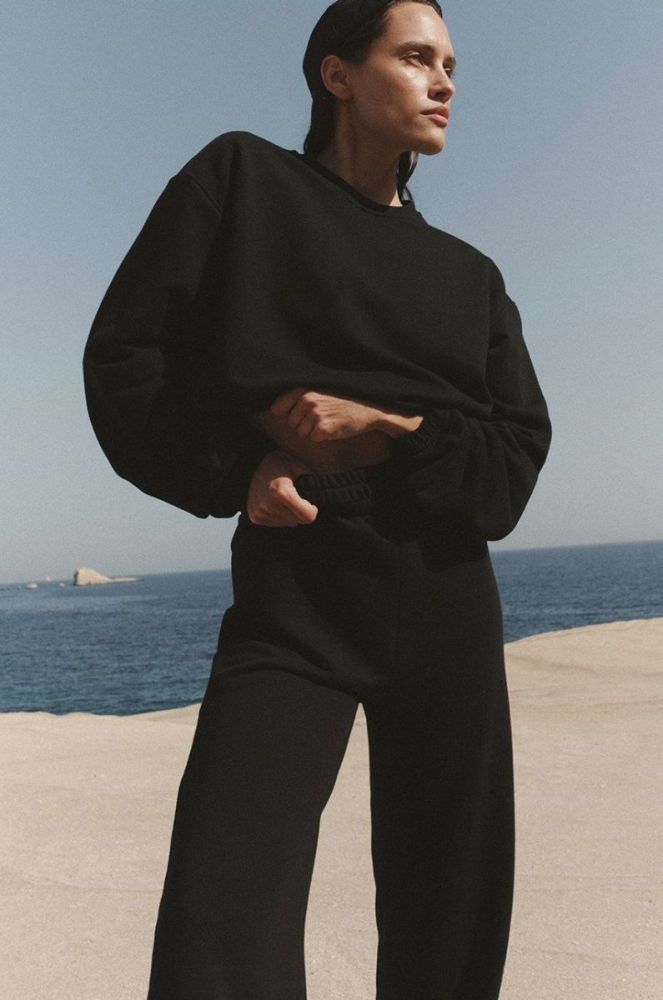 Кофта MUUV. Crop Top Subtle Cotton жіноча колір чорний однотонна фото 3